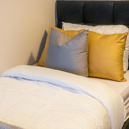 Lovely 4-Sleeper Apartment In Central Slough With Free Parking Luaran gambar