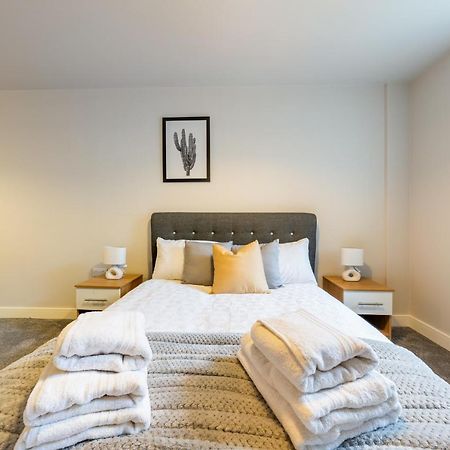 Lovely 4-Sleeper Apartment In Central Slough With Free Parking Luaran gambar