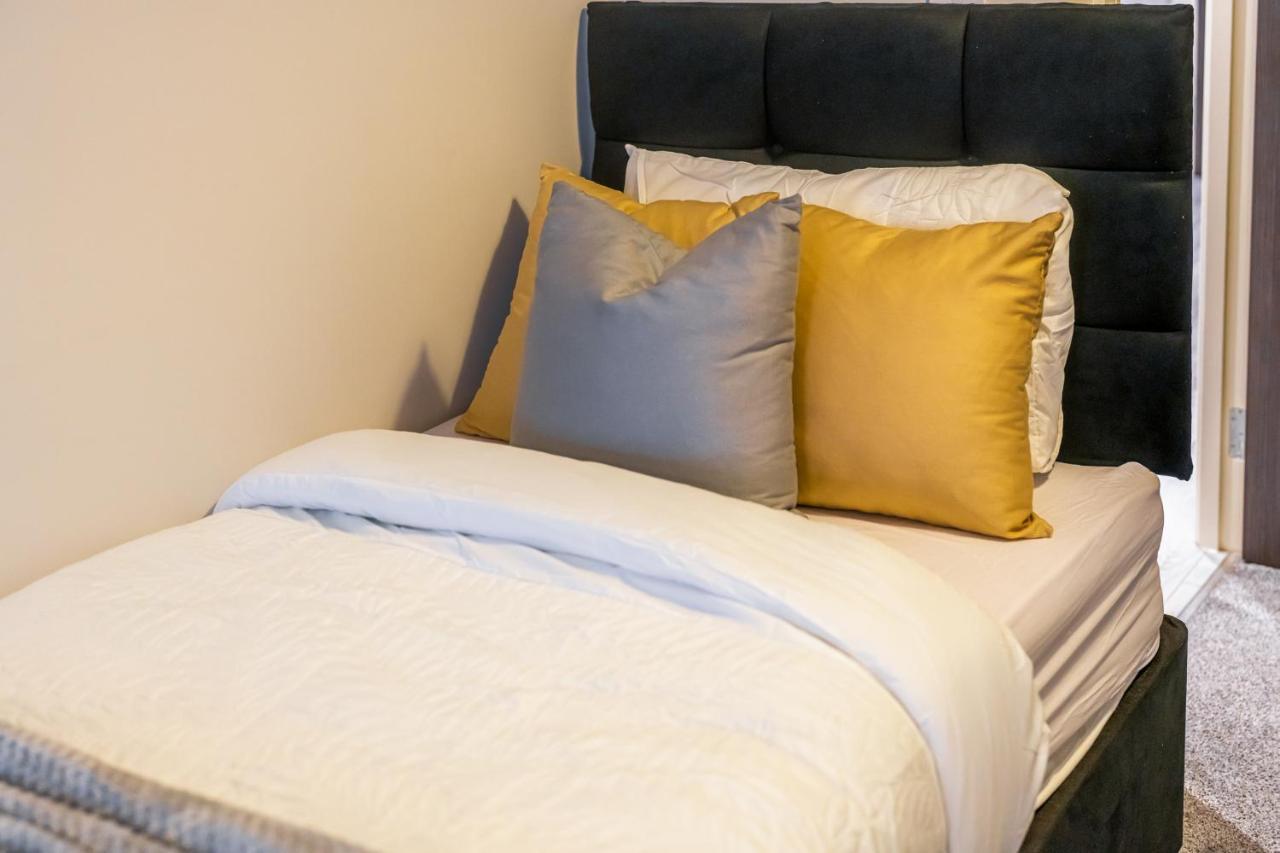Lovely 4-Sleeper Apartment In Central Slough With Free Parking Luaran gambar