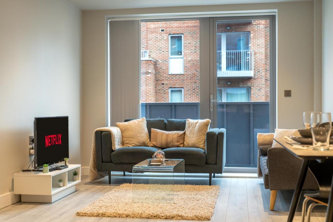 Lovely 4-Sleeper Apartment In Central Slough With Free Parking Luaran gambar