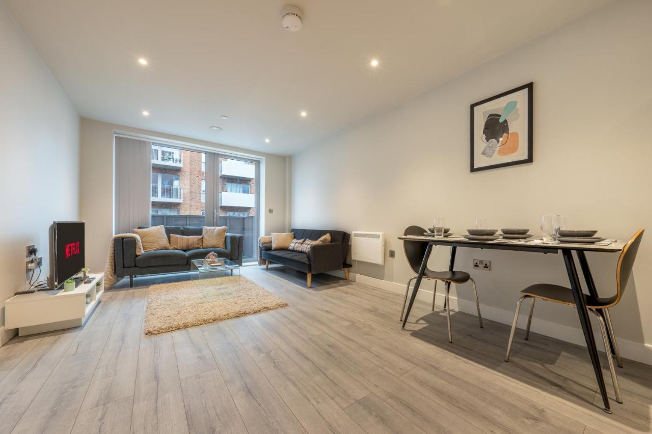Lovely 4-Sleeper Apartment In Central Slough With Free Parking Luaran gambar