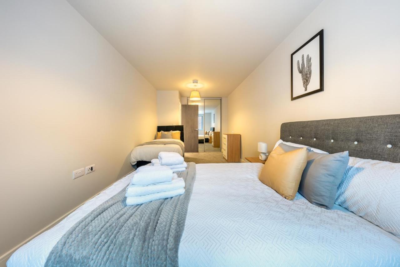 Lovely 4-Sleeper Apartment In Central Slough With Free Parking Luaran gambar