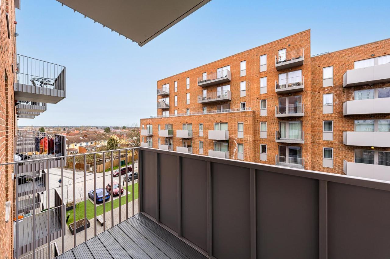 Lovely 4-Sleeper Apartment In Central Slough With Free Parking Luaran gambar